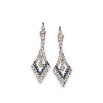 OHRRINGE, PLATIN MIT DIAMANTEN UND SAPHIREN
Ein Pa