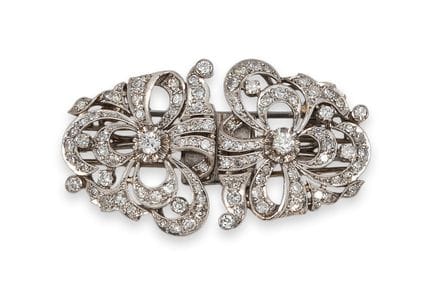 BROCHE À DOUBLE CLIP, EN OR, PLATINE ET DIAMANTS
B