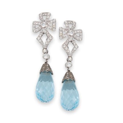 OHRRINGE, LANG, PLATIN MIT DIAMANTEN UND TOPAZ
Ein