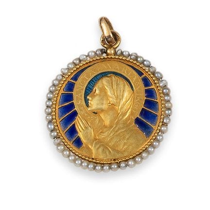 MÉDAILLE, VIERGE, OR AVEC ÉMAUX ET PERLES
Médaille