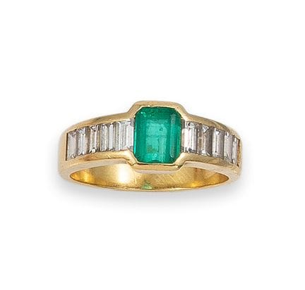 RING AUS GELBGOLD MIT SMARAGD UND DIAMANTEN
Ring a