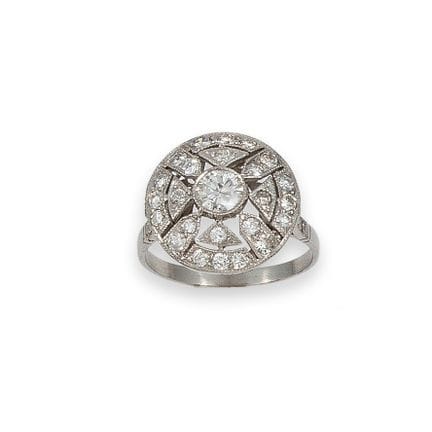 RING, PLATIN MIT DIAMANTEN
Runder Ring aus Platin 