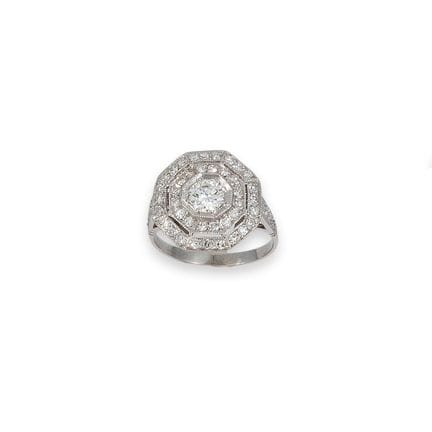 RING, PLATIN MIT DIAMANTEN
Achteckiger Ring aus Pl