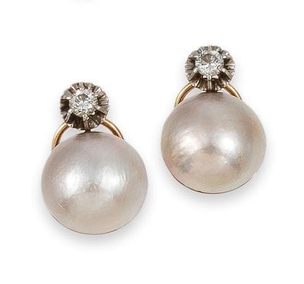 OHRRINGE, GOLD, MABE-PERLEN UND DIAMANTEN
Ein Paar
