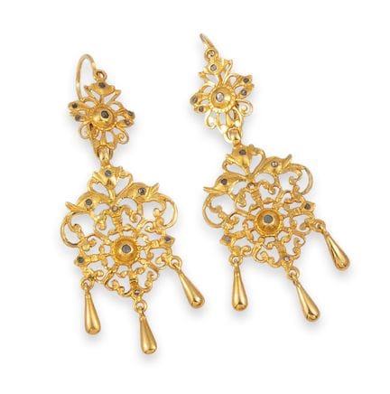 OHRRINGE IM ANTIKEN STIL, GOLD UND DIAMANTEN
Ein P