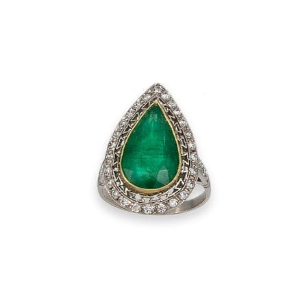ANELLO CON SMERALDO A TAGLIO A PERA E DIAMANTI
Ane