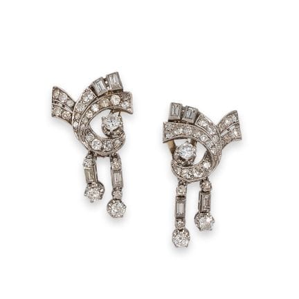 OHRRINGE, PLATIN UND DIAMANTEN
Ein Paar Ohrringe a