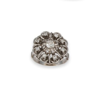 RING, ROSETTE, GOLD UND DIAMANTEN
Ring im Rosetten