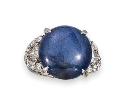 RING, PLATIN, DIAMANTEN UND STERN-SAPHIR
Ring aus 