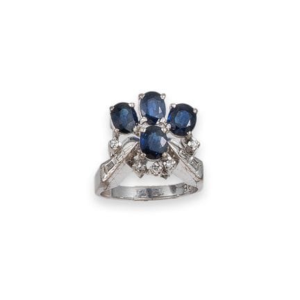 RING, 9-KARAT-GOLD MIT SAPHIREN UND DIAMANTEN
Ring