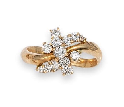 RING, GOLD UND DIAMANTEN
Ring aus 18-karätigem Gel