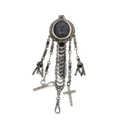 CHATELAINE, MÉTAL ARGENTÉ ET JASPE NOIR
Châtelaine