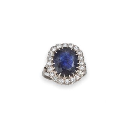 RING, ROSETTE, PLATIN MIT SAPHIR UND DIAMANTEN
Ros