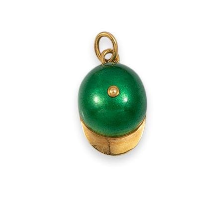 COLGANTE, FORMA DE GORRA, DE ORO CON ESMALTE VERDE