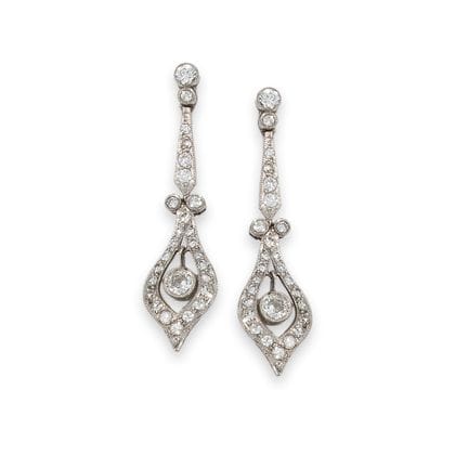 OHRRINGE, LANG, PLATIN MIT DIAMANTEN
Ein Paar lang