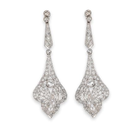 OHRRINGE, LANG, AUS PLATIN UND MIT DIAMANTEN
Ein P