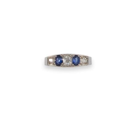 RING, DREI-STEINER, ART DÉCO, PLATIN UND DIAMANTEN