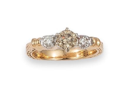 RING, DREI-STEIN, ZWEIFARBIGES GOLD UND DIAMANTEN
