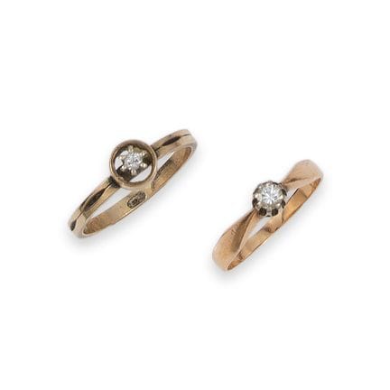 DEUX BAGUES EN OR 9 CARATS ET 14 CARATS SERTIES DE