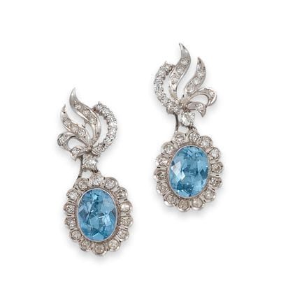OHRRINGE, PLATIN MIT SPINELLEN UND DIAMANTEN
Ein P
