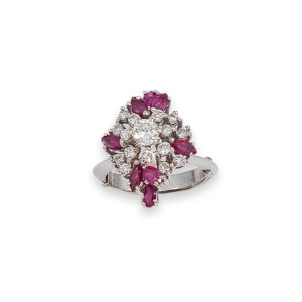 RING, GOLD, RUBIENE UND DIAMANTEN
Ring aus den 195