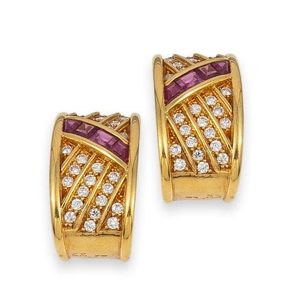 BOUCLES D'OREILLES, OR, RUBIS ET DIAMANTS TAILLÉS 