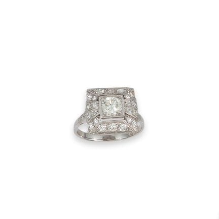 RING, PLATIN MIT DIAMANTEN
Quadratischer Ring aus 