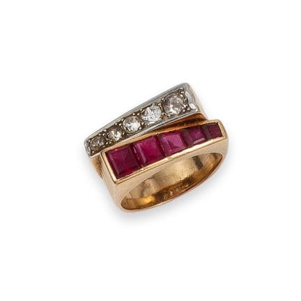 BAGUE, ANNÉES 1940, OR, DIAMANTS ET RUBIS
Bague de