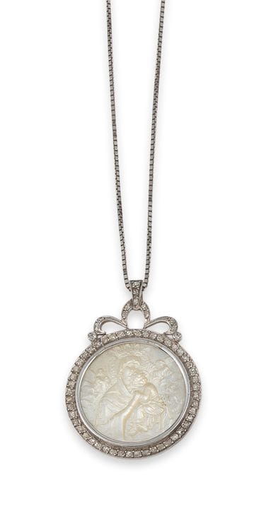 COLLAR DE ORO CON MEDALLA DE NÁCAR Y DIAMANTES
Col