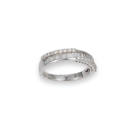 ANELLO, DOPPIO CERCHIO, ORO CON DIAMANTI
Anello in