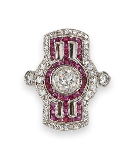 RING, PLATIN MIT DIAMANTEN UND RUBIEN
Ring in Marq