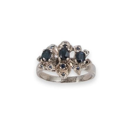 RING, 14 KARAT GOLD MIT SAPHIREN UND DIAMANTEN
Rin