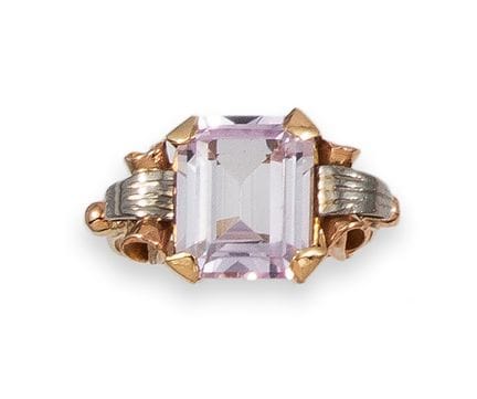 BAGUE DE CHEVALIER, EN OR ET AVEC UNE AMÉTHYSTE « 