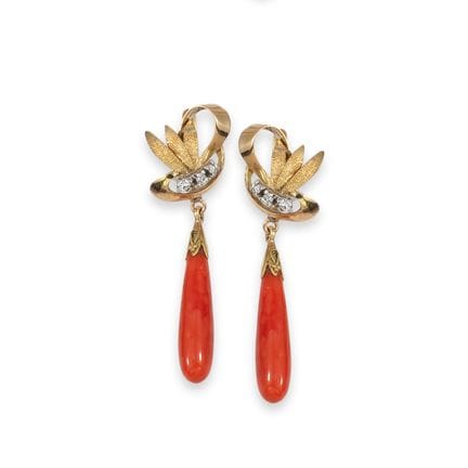 BOUCLES D'OREILLES, OR, CORAIL ET DIAMANTS TAILLÉS