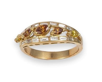 BAGUE EN OR AVEC DIAMANTS FANCY
Bague en or jaune 