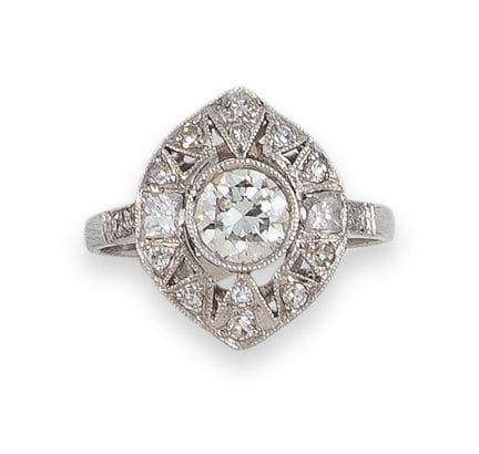 RING, PLATIN MIT DIAMANTEN
Ring in Ogival-Form aus