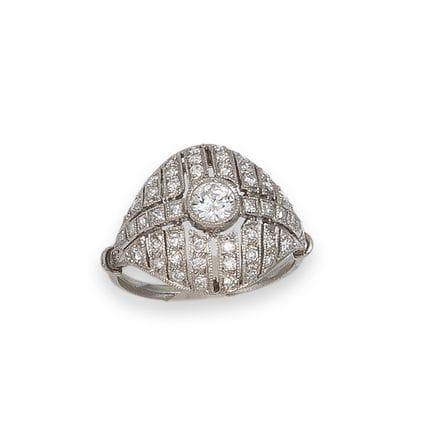 RING, BOMBE, PLATIN MIT DIAMANTEN
Ring im Bombe-St