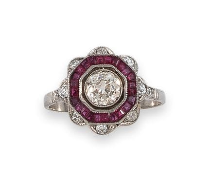 HALO-RING, PLATIN MIT DIAMANTEN UND RUBIEN
Halo-Ri