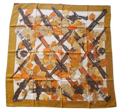 HERMES.
„Au plus dru“
Seidentwill-Carré, brauner R