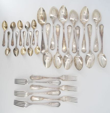 Tischgedeck aus Silber (950‰) mit einem gravierten