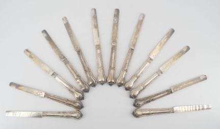 Zwölf Obstmesser mit Griff aus gefüttertem Silber 