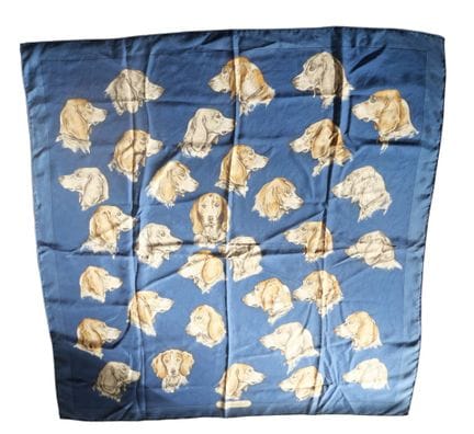 HERMES.
„Monarch“
Seidentwill-Carré, blauer Rand, 