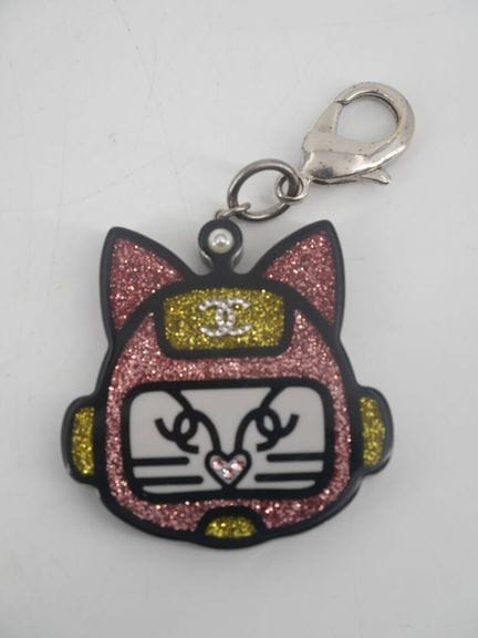 CHANEL.
Taschenanhänger in Form einer Roboterkatze