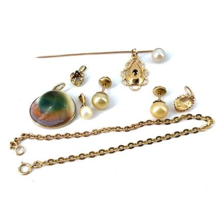 *A SET of small gold jewelry pieces (750 ‰) includ