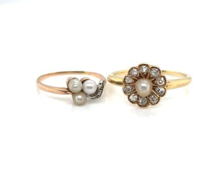 Two delicate gold rings (750‰) adorned with diamon