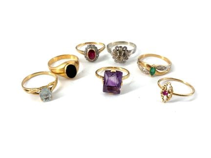 *SET of seven gold rings (750 ‰) adorned with semi
