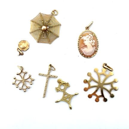 *SET of seven gold (750 ‰) PENDANTS featuring a cr