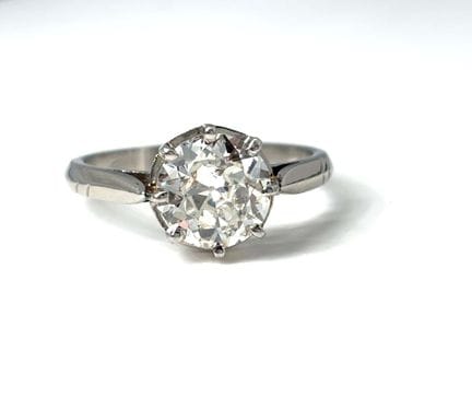 *SOLITAIRE RING in platinum (850 ‰) set with a rou