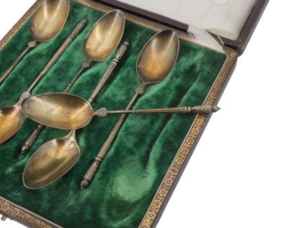 Set aus sechs kleinen LÖFFELN aus Vermeil (950‰) m