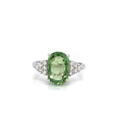 White gold (750‰) ring set with a faceted oval-sha